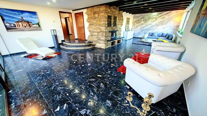 Traumhaft sanierte 300m² Villa mit Einliegerwohnung oder Büro, und großer Garage