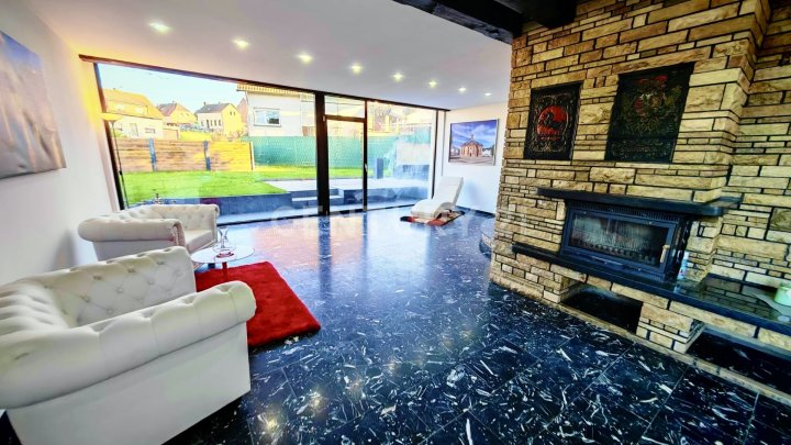 Traumhaft sanierte 300m² Villa mit Einliegerwohnung oder Büro, und großer Garage