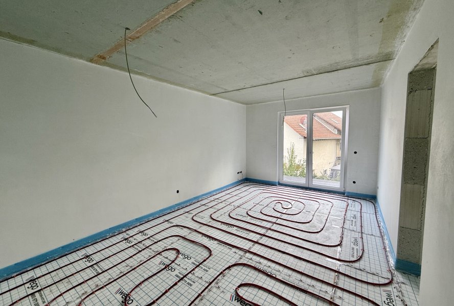 Wohn- und Esszimmer mit offener Küche