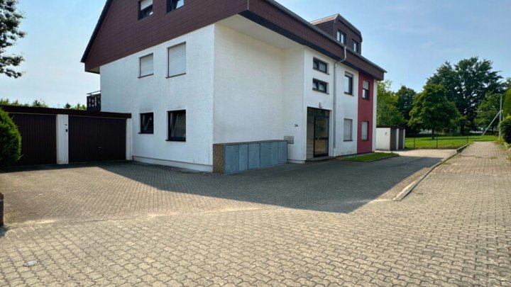 Gepflegte 2 ZKB-Wohnung mit EBK, Terrasse, Garten + Stellplatz in toller Lage in SLS - Picard