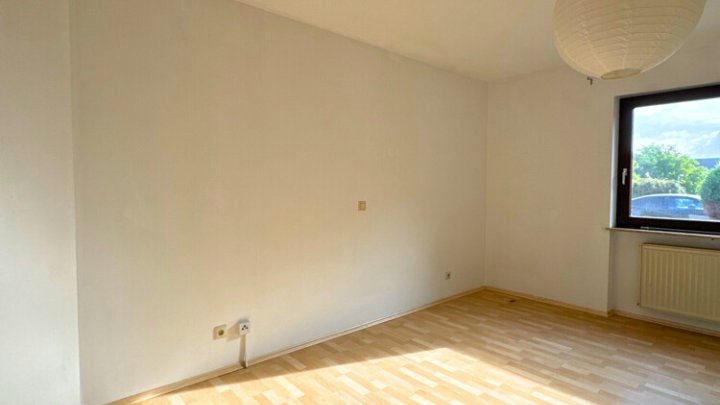 Gepflegte 2 ZKB-Wohnung mit EBK, Terrasse, Garten + Stellplatz in toller Lage in SLS - Picard