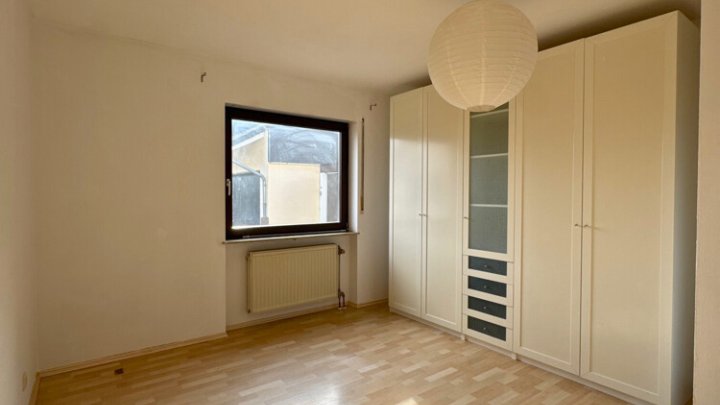 Gepflegte 2 ZKB-Wohnung mit EBK, Terrasse, Garten + Stellplatz in toller Lage in SLS - Picard