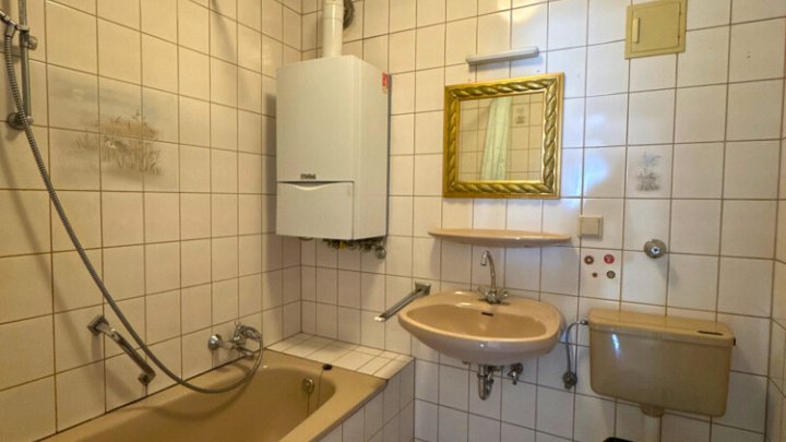 Gepflegte 2 ZKB-Wohnung mit EBK, Terrasse, Garten + Stellplatz in toller Lage in SLS - Picard