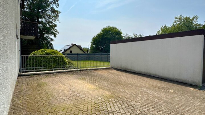 Gepflegte 2 ZKB-Wohnung mit EBK, Terrasse, Garten + Stellplatz in toller Lage in SLS - Picard