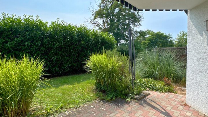 Gepflegte 2 ZKB-Wohnung mit EBK, Terrasse, Garten + Stellplatz in toller Lage in SLS - Picard