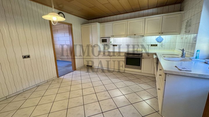 GEPFLEGTES, FREISTEHENDES 1 FAMILIENHAUS MIT GARTEN UND 2 GARAGEN IN SULZBACH - SOFORT FREI