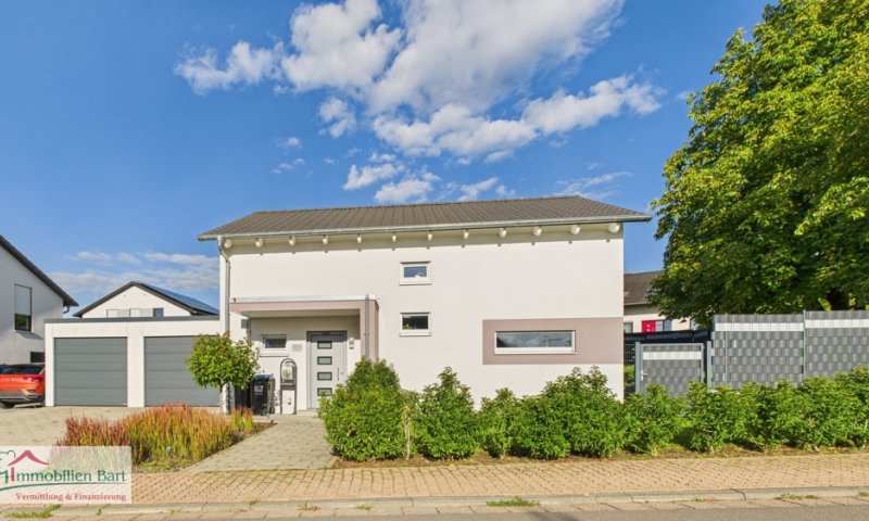 SOFORT FREI! GRENZNÄHE: JUNGES WOHNHAUS MIT GARAGEN & GARTEN IN TOP LAGE