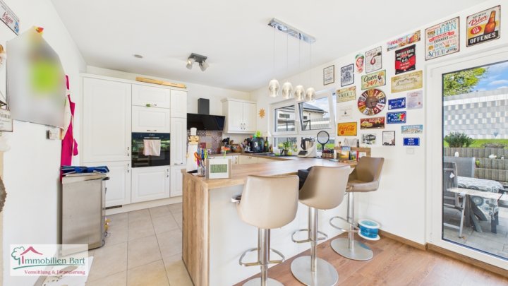 SOFORT FREI! GRENZNÄHE: JUNGES WOHNHAUS MIT GARAGEN & GARTEN IN TOP LAGE