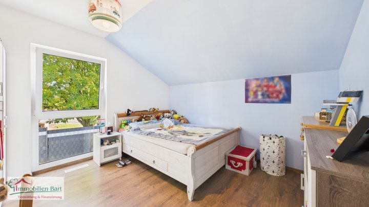 SOFORT FREI! GRENZNÄHE: JUNGES WOHNHAUS MIT GARAGEN & GARTEN IN TOP LAGE