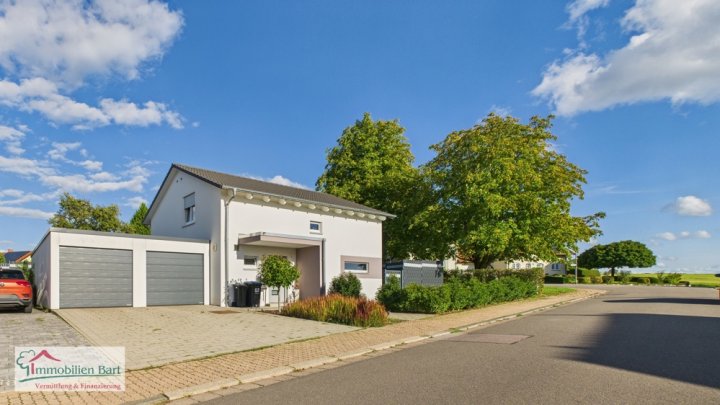 SOFORT FREI! GRENZNÄHE: JUNGES WOHNHAUS MIT GARAGEN & GARTEN IN TOP LAGE
