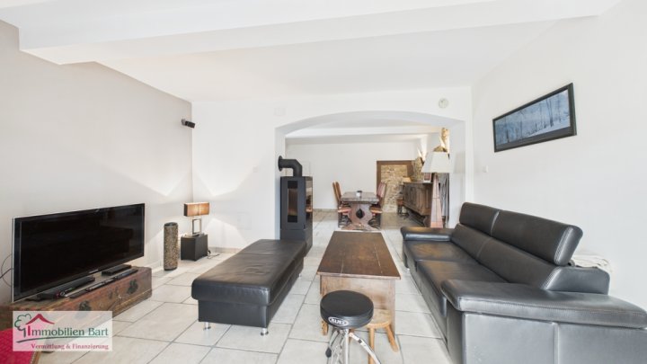 PERL: 256 M² WOHNFLÄCHE/ GEPFLEGT / TOP LAGE!