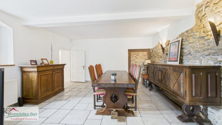 PERL: 256 M² WOHNFLÄCHE/ GEPFLEGT / TOP LAGE!