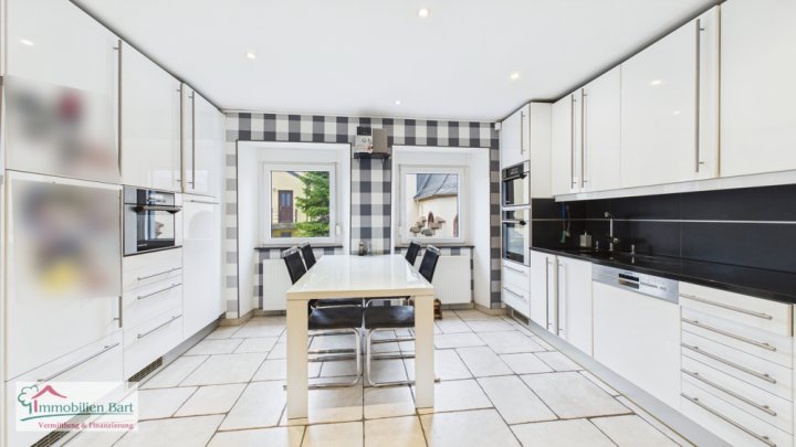 PERL: 256 M² WOHNFLÄCHE/ GEPFLEGT / TOP LAGE!