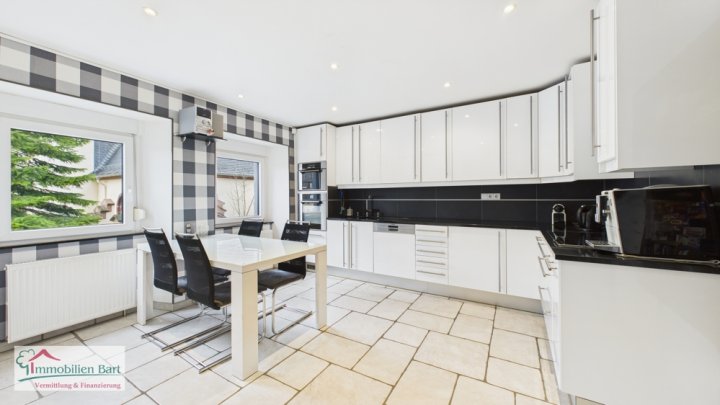 PERL: 256 M² WOHNFLÄCHE/ GEPFLEGT / TOP LAGE!