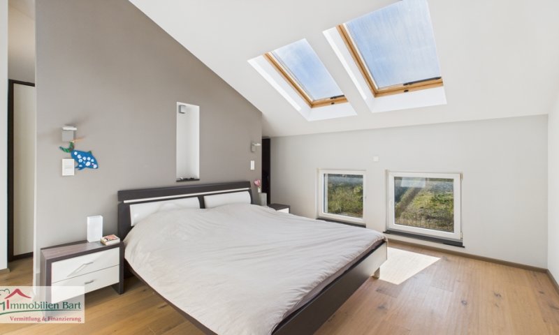 PERL: 256 M² WOHNFLÄCHE/ GEPFLEGT / TOP LAGE!