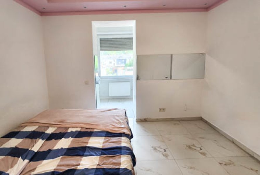 Schlafzimmer mit Bad en Suite im Obergeschoss