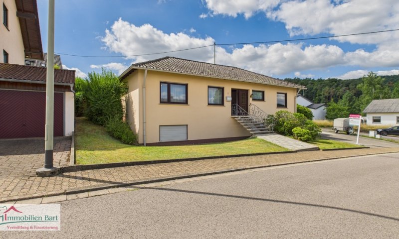 RUHE UND RAUM IN METTLACH - BARRIEREFREIER BUNGALOW MIT SOLARANLAGE IN TOLLER LAGE