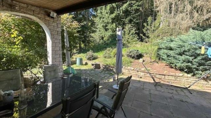 Einfamilienhaus in Erbringen mit großem Grundstück