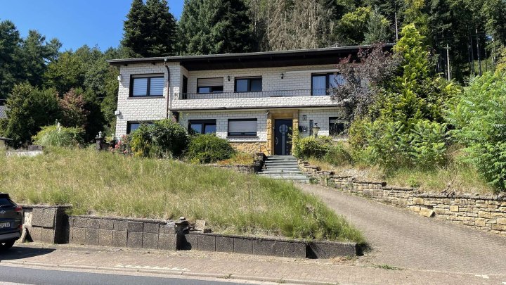 Einfamilienhaus in Erbringen mit großem Grundstück