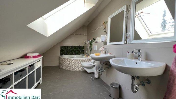 VIS À VIS L-WORMELDANGE: HAUS MIT 3 WOHNUNGEN, 4 GARAGEN + VIEL PLATZ