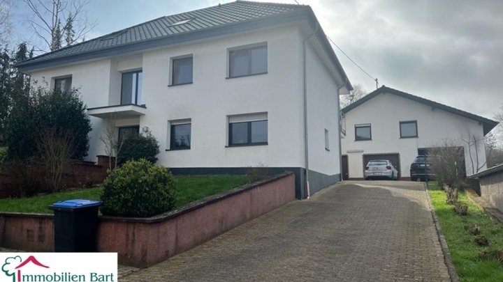 WINCHERINGEN: 348 M² WOHNFL. / 4 GARAGEN / VIEL POTENZIAL! / 27 AR