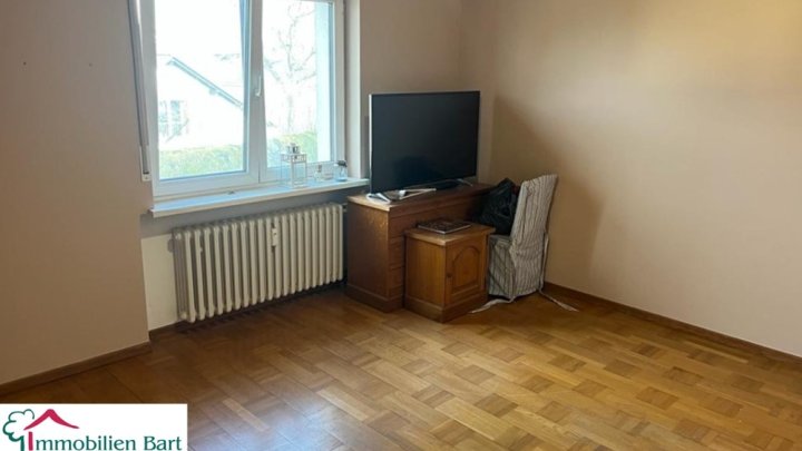 WINCHERINGEN: 348 M² WOHNFL. / 4 GARAGEN / VIEL POTENZIAL! / 27 AR