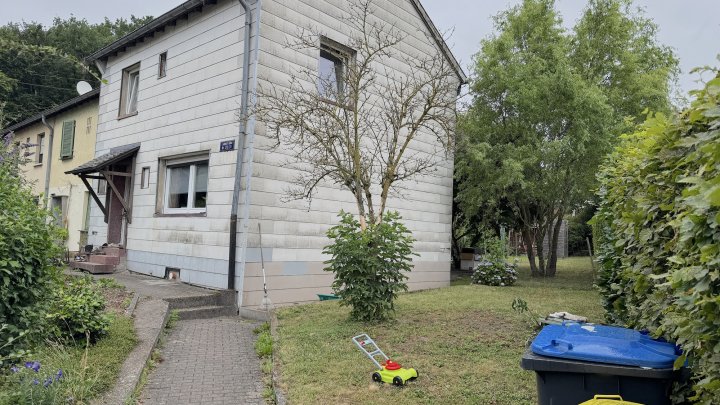 Kleines gemütliches teilsaniertes Reihenendhaus mit schönem Garten in ruhiger Lage