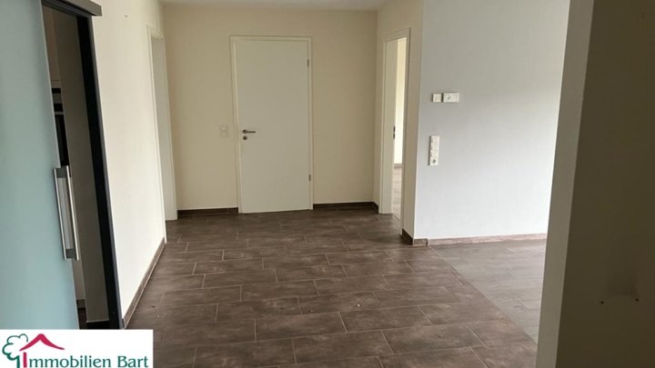 LOSHEIM AM SEE: NEUWERTIGE 97 M² EG WOHNUNG MIT SICHT INS GRÜNE! SOFORT FREI!