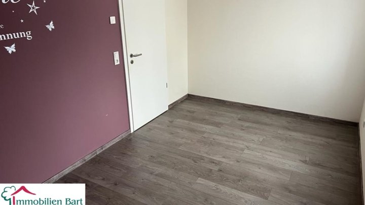 LOSHEIM AM SEE: NEUWERTIGE 97 M² EG WOHNUNG MIT SICHT INS GRÜNE! SOFORT FREI!