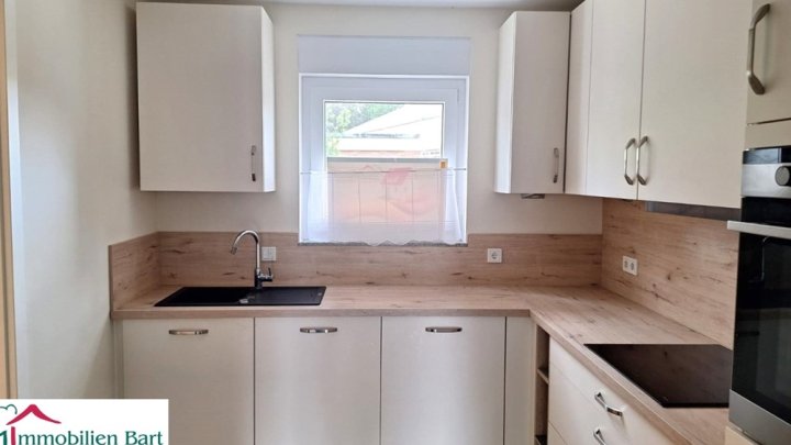 LOSHEIM AM SEE: NEUWERTIGE 97 M² EG WOHNUNG MIT SICHT INS GRÜNE! SOFORT FREI!