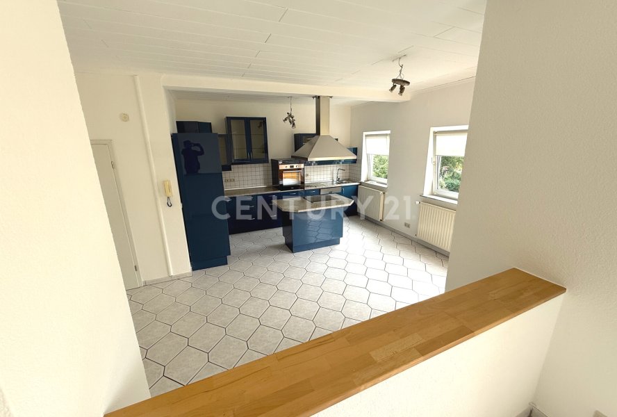 Blick vom Wohnzimmer zur Küche mit Kochinsel