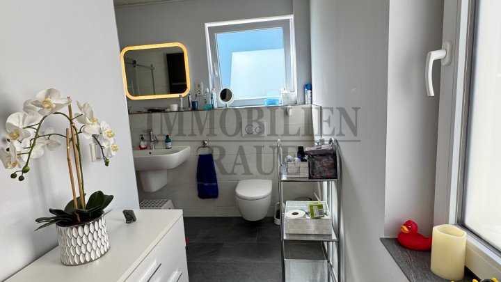 FAMILENFREUNDLICH UND EINZUGSBEREIT - FREIST. 1 FAM.-HAUS MIT GROSSEM GARTEN + 3 GARAGEN IN DUDWEILER