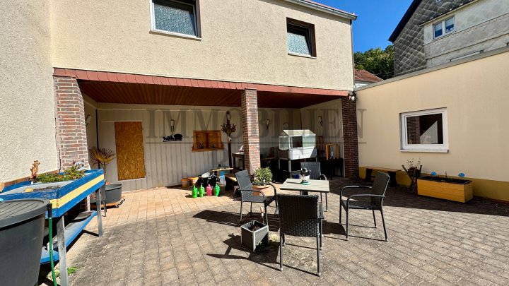FAMILENFREUNDLICH UND EINZUGSBEREIT - FREIST. 1 FAM.-HAUS MIT GROSSEM GARTEN + 3 GARAGEN IN DUDWEILER