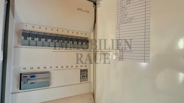 FAMILENFREUNDLICH UND EINZUGSBEREIT - FREIST. 1 FAM.-HAUS MIT GROSSEM GARTEN + 3 GARAGEN IN DUDWEILER