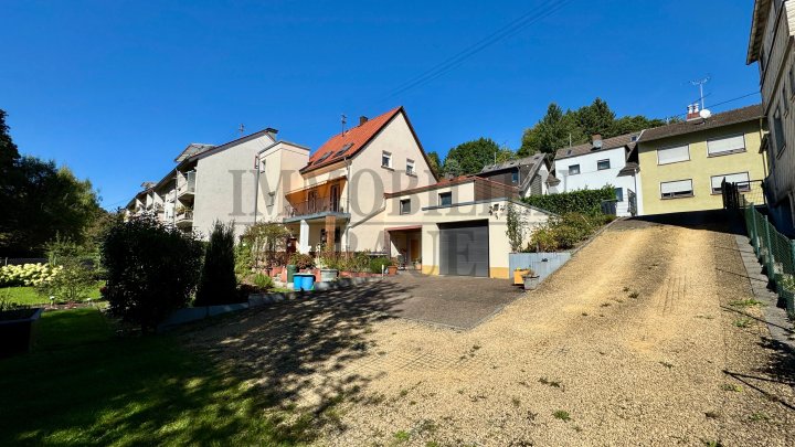 FAMILENFREUNDLICH UND EINZUGSBEREIT - FREIST. 1 FAM.-HAUS MIT GROSSEM GARTEN + 3 GARAGEN IN DUDWEILER