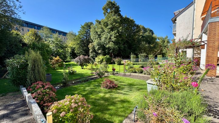 FAMILENFREUNDLICH UND EINZUGSBEREIT - FREIST. 1 FAM.-HAUS MIT GROSSEM GARTEN + 3 GARAGEN IN DUDWEILER