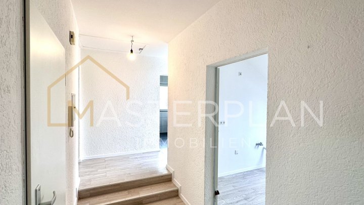 Renovierte Dachgeschosswohnung mit Dachterrasse und Garage