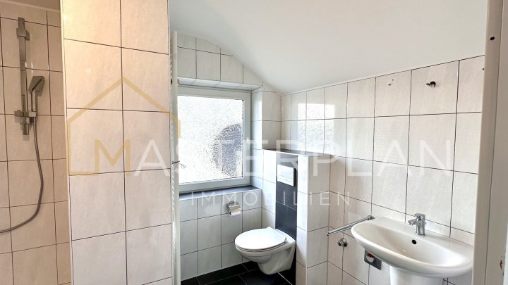 Renovierte Dachgeschosswohnung mit Dachterrasse und Garage