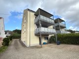 Rückansicht mit weiteren Stellplätzen im Hof