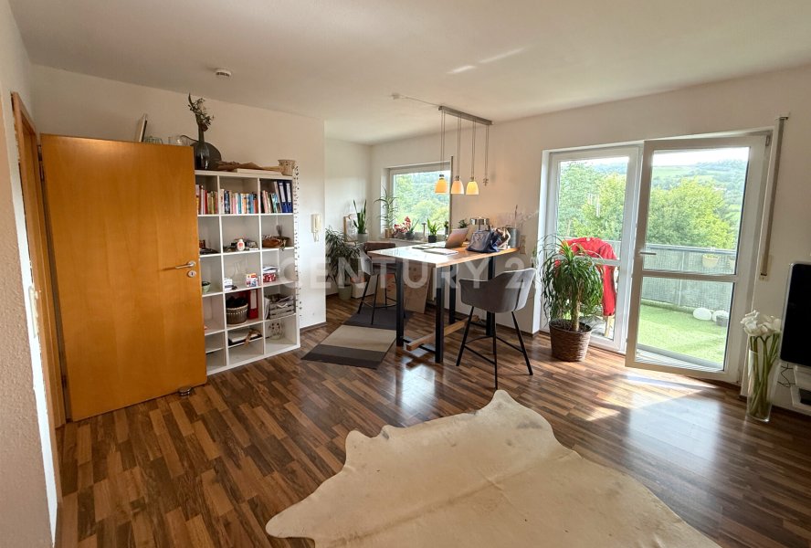 Essplatz und Ausgang zum riesigen Balkon