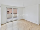 Schlafzimmer mit Zugang zum Balkon