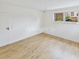 Schlafzimmer mit Blick zur Tür und zum Fenster
