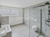 Badezimmer mit Wanne, Dusche und Tageslicht, FENSTER