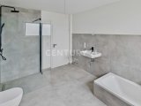 Badezimmer mit bodentiefer Dusche und Wellness, Flair