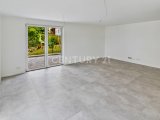 Wohnbereich mit Zugang zur Terrasse