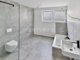 Badezimmer mit Tageslichtfenster