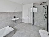 Badezimmer mit Dusche und Wanne