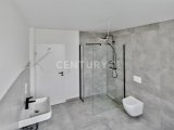 Badezimmer mit bodentiefer Dusche