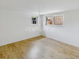 Helles großes Schlafzimmer