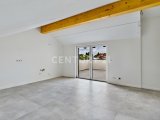 Wohn- Essbereich mit Blick zum Balkon